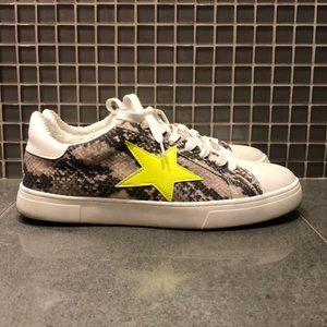 Steven New York Tennis Shoes – Snake Print with Yellow Star
